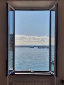 okno z widokiem na ocean w obiekcie Bilocale Santa Margherita Ligure w mieście Santa Margherita Ligure