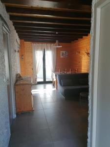 ein Wohnzimmer mit einem Sofa und einem Fenster in der Unterkunft Les Cyclamens in Doussard