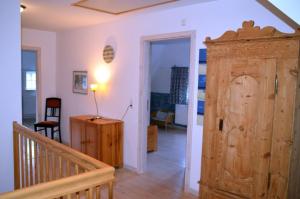 Zimmer mit einer Treppe und einer Holztür in der Unterkunft Stallteil in Oldsum