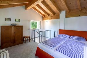una camera con letto e soffitto in legno di Flairhouse Parco a Gravedona