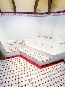 a white bath tub sitting next to a white toilet at Hahndorf Motel in Hahndorf