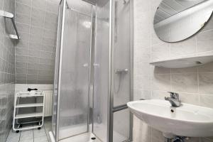 a bathroom with a shower and a sink at Waldesruh - App 1 in Zingst