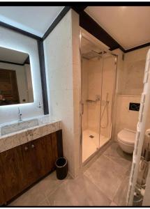 Bathroom sa Luxury suite 70m2 balcon courchevel1850 parking