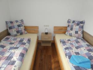 two beds sitting next to each other in a room at Ferienwohnung Dorfblick in Kössern