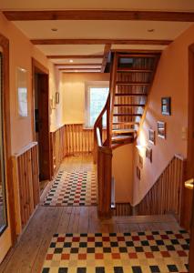 una escalera en una habitación con suelo a cuadros en Maisonette, en Potsdam