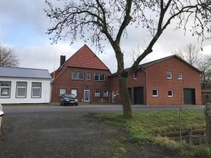 ein Backsteingebäude mit einem davor geparkt in der Unterkunft Ferienwohnung "Weitblick" in Schlichting in Schlichting