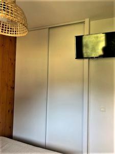 a white cabinet with a television on top of it at Appartement tt confort au coeur des montagnes vue sur les montagnes II Wifi in Luz-Saint-Sauveur +40 photos