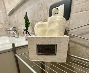 La salle de bains est pourvue d'un lavabo et d'un distributeur de serviettes. dans l'établissement City Centre Life Apartment Verona, à Vérone