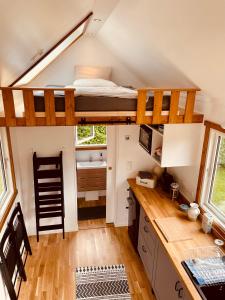 a bedroom with a bunk bed in a tiny house at TINY HOUSE FLEESENSEE mit eigenem Garten und nur wenige Meter vom Seeufer in Göhren-Lebbin