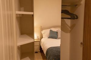 Posteľ alebo postele v izbe v ubytovaní Sennen Cove Retreat
