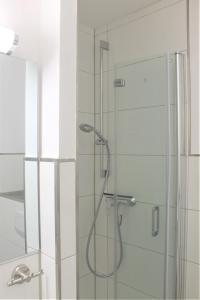 een glazen douche in de badkamer met een glazen deur bij Haus Barbara - Schwimmbad und Sauna im Haus- Whg 7 in Grömitz