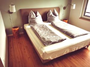 Säng eller sängar i ett rum på Chalethaus-Chiemsee - 120qm Panorama-Chaletwohnung am Chiemsee - Neubau