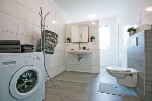 ein Badezimmer mit einer Waschmaschine und einem WC in der Unterkunft Apartment by Janzen E in Rheine