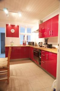 A kitchen or kitchenette at Fischerhaus am Binnensee