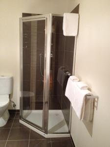 W łazience znajduje się prysznic ze szklanymi drzwiami. w obiekcie Chill Apartment w mieście Rye