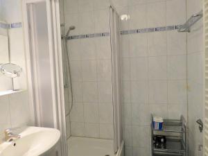 a bathroom with a shower and a sink at Lindenstraße 43, Whg 1 - Nord bei Nordost in Zingst