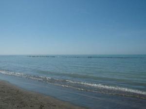 - Vistas al océano desde la playa en La Vittoria, en Lido di Ostia