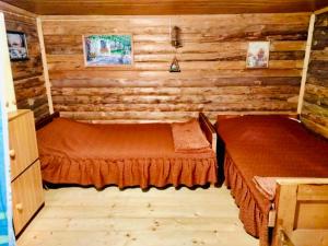 Laliki的住宿－FlowMove Laliki，小木屋内带两张床的房间