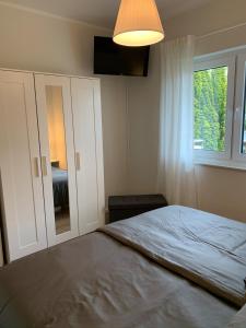 een slaapkamer met een bed en een groot raam bij Ferienwohnung 2404 App 5 in Burhave in Burhave