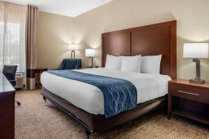 Giường trong phòng chung tại Comfort Inn & Suites Junction City - near Fort Riley