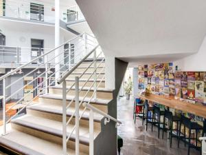 una escalera en un edificio escolar con biblioteca en HotelF1 Bourges Le Subdray, en Bourges