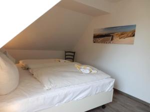 プレローにあるResi A5のベッドルーム1室(白いベッド1台付)
