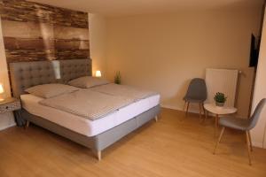 una camera con letto, tavolo e sedie di Appartement am Mühlenberg a Waren
