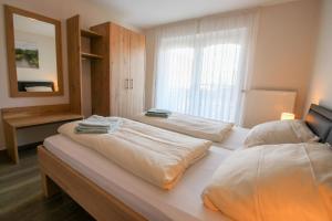 Кровать или кровати в номере Familienhof Brüning - Ferienwohnung Hofblick