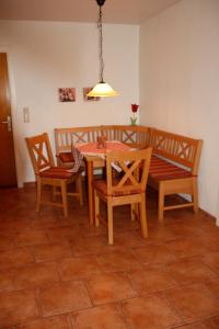 a dining room with a table and chairs at Ferienwohnung "Möwennest" in Hinrichsdorf