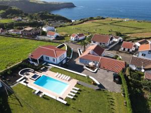 een luchtzicht op een huis met een zwembad bij Quinta Rico in Quatro Ribeiras