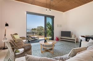 un soggiorno con divano e tavolo di Myrtia Beach House a Tersanas