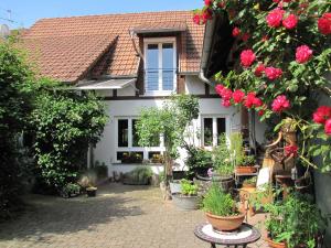 une maison avec beaucoup de fleurs dans la cour dans l'établissement Ferienhaus Feder, à Lichtenau