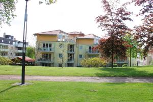 un condominio in un parco con un palo di Residenz am Kurpark - Whg 12 - familienfreundliche Wohnung, strandnah und zentral gelegen, WLAN a Grömitz
