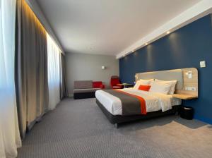 Кровать или кровати в номере Holiday Inn Express - Almaty by IHG