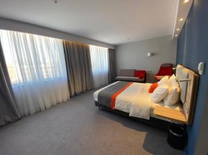Кровать или кровати в номере Holiday Inn Express - Almaty by IHG