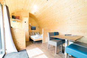 een eetkamer met een tafel en stoelen en een kamer bij Große Nordseewelle ohne Hund in Flüthörn