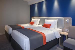 Кровать или кровати в номере Holiday Inn Express - Almaty by IHG