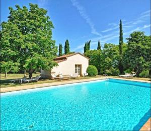 een villa met een zwembad voor een huis bij Agriturismo Fattoria Il Piano - Appartamento Lavanda - San Gimignano in Borgatello