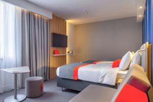 Кровать или кровати в номере Holiday Inn Express - Almaty by IHG