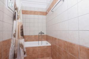 un bagno con doccia e vasca da bagno di Luxury Villas Polychrono a Polykhrono Altre 16 foto