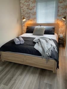 ein Schlafzimmer mit einem Bett mit Handtüchern darauf in der Unterkunft Anahita Studio in Balingup