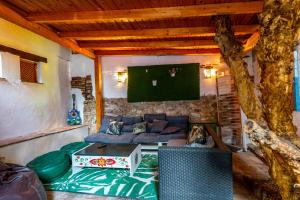 un soggiorno con divano e TV di Amaka House a Granada