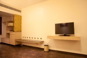 TV a/nebo společenská místnost v ubytování Hotel Sabareesh Park