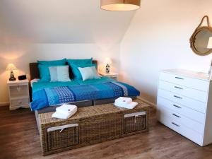 Uma cama ou camas num quarto em Ostsee - Reetdachhaus Nr 10 "Reethus Sonnendüne" im Strand Resort