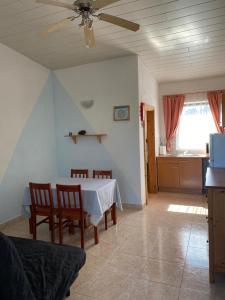 een woonkamer met een tafel en stoelen en een keuken bij Casa da Paz-Martinchel in Casal do Rei