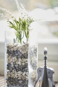 un vase avec des plantes sur une table dans l'établissement Fewo Helm, à Elsoft