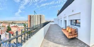 - Balcón con sofá en la parte superior de un edificio en Appart AYAMOUS MARINA en Kenitra