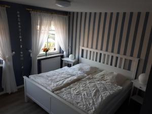 Ein Bett oder Betten in einem Zimmer der Unterkunft Fewo Pahlke 1291