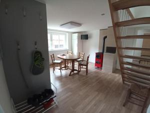 TV a/nebo společenská místnost v ubytování Ferienwohnung zum Hirschgrund