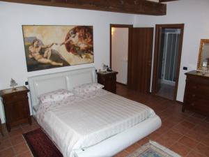 una camera da letto con un letto e un quadro sul muro di B&B Simona a Sorbolo
